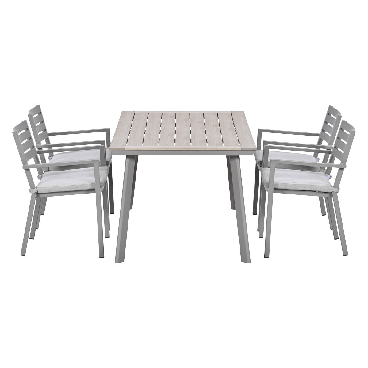 Een lichtgrijze tafel met lamellen en vier bijpassende stoelen, elk met lichtgrijze kussens.