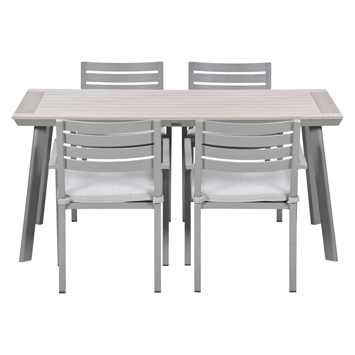 Grijze tuinset met vier stoelen met lichtgrijze kussens.