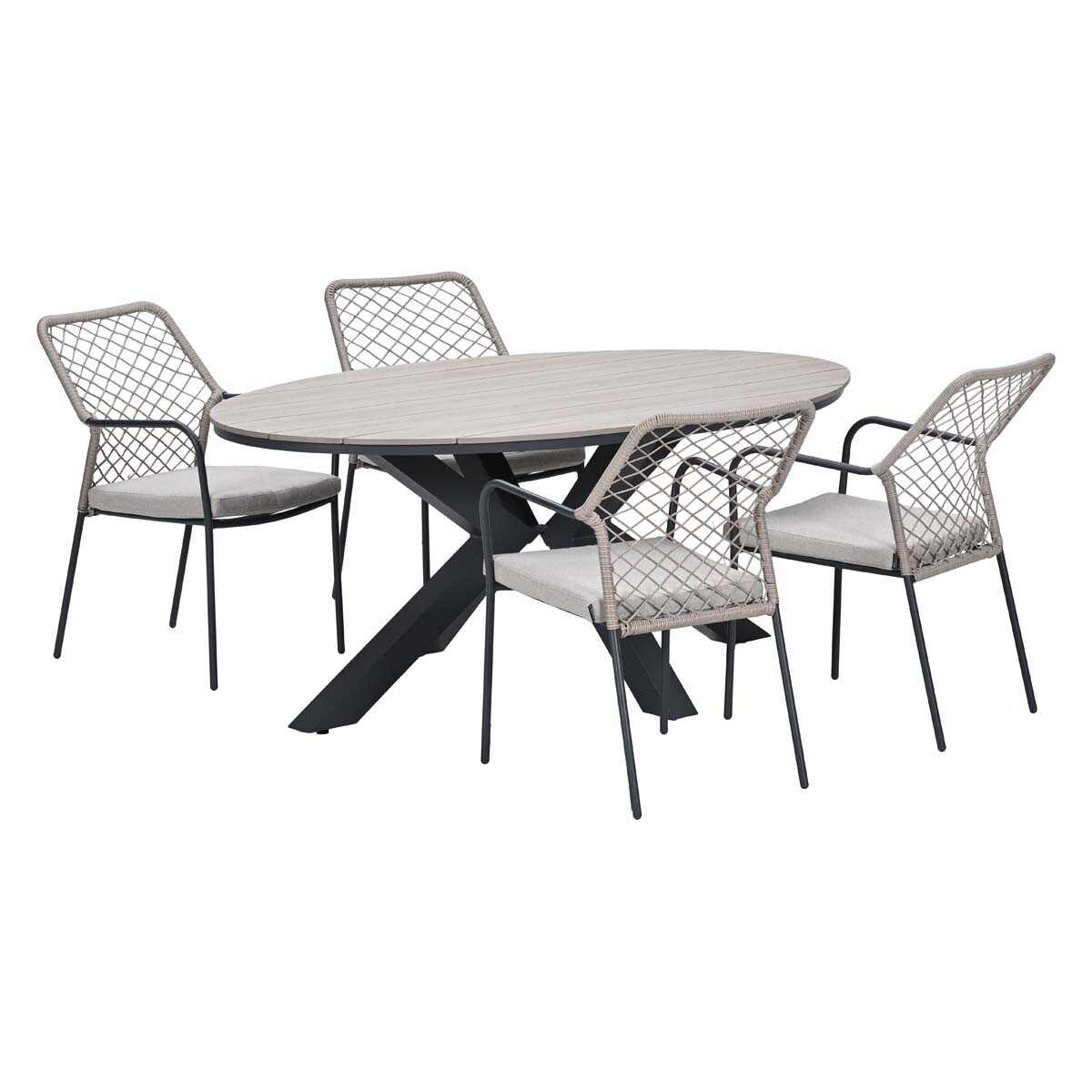 Ovale eettafel met vier grijze gevlochten stoelen en witte kussens.