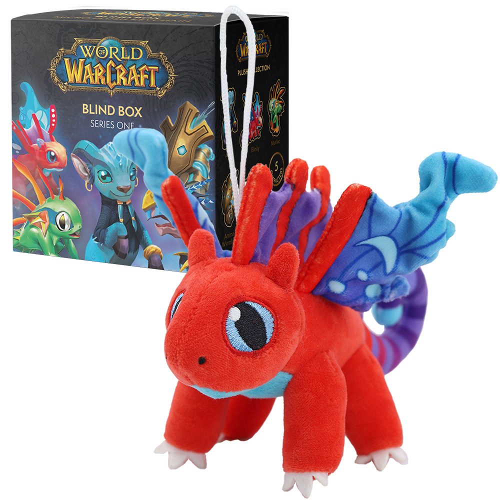 Ein roter Plüschdrache mit blauen Flügeln steht neben einer World of Warcraft Blind Box.