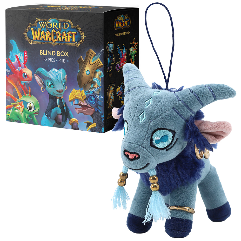 Ein blauer World of Warcraft Plüsch mit Hörnern und Quasten neben einer Blindbox.
