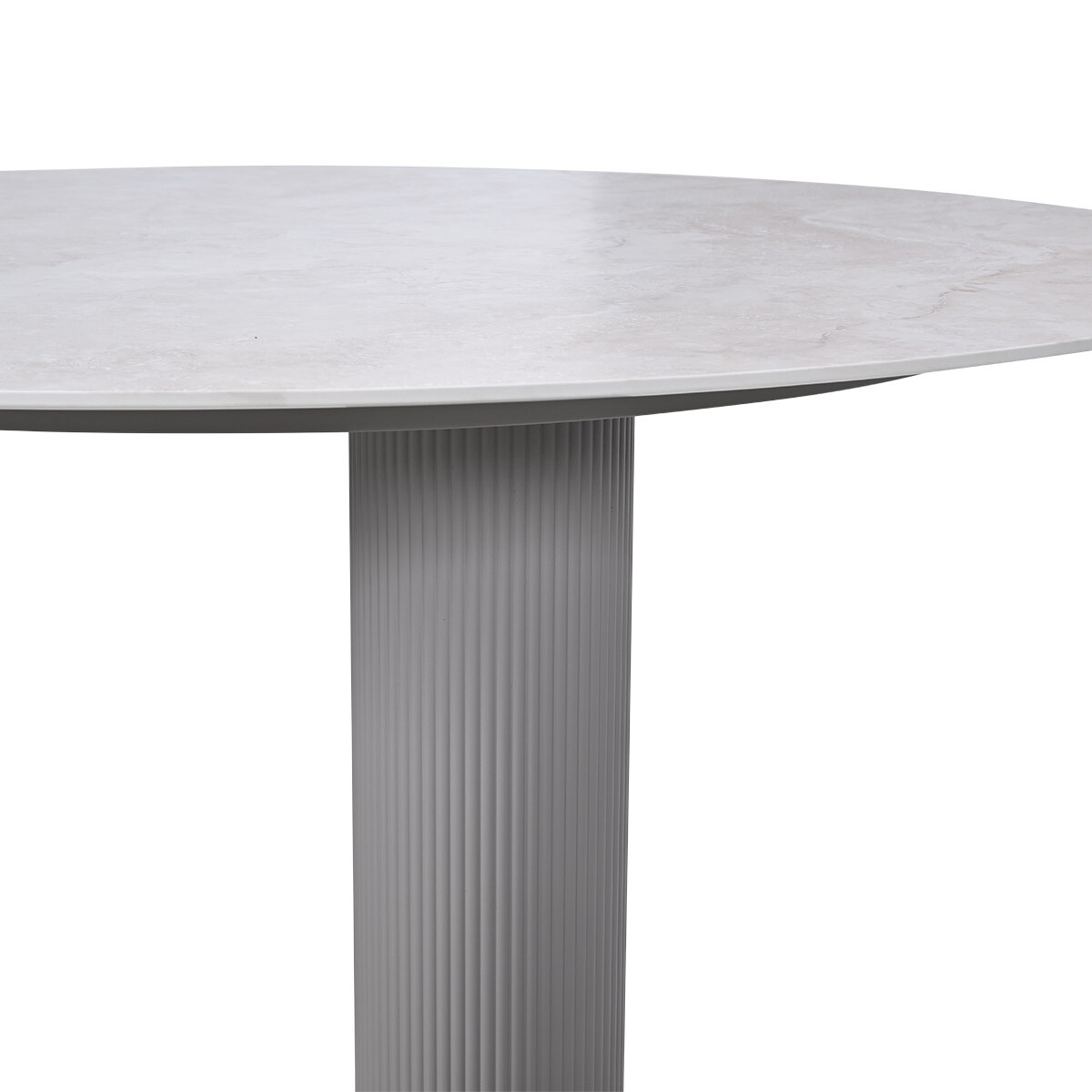 Grijze ronde tafel met geribbelde voet.