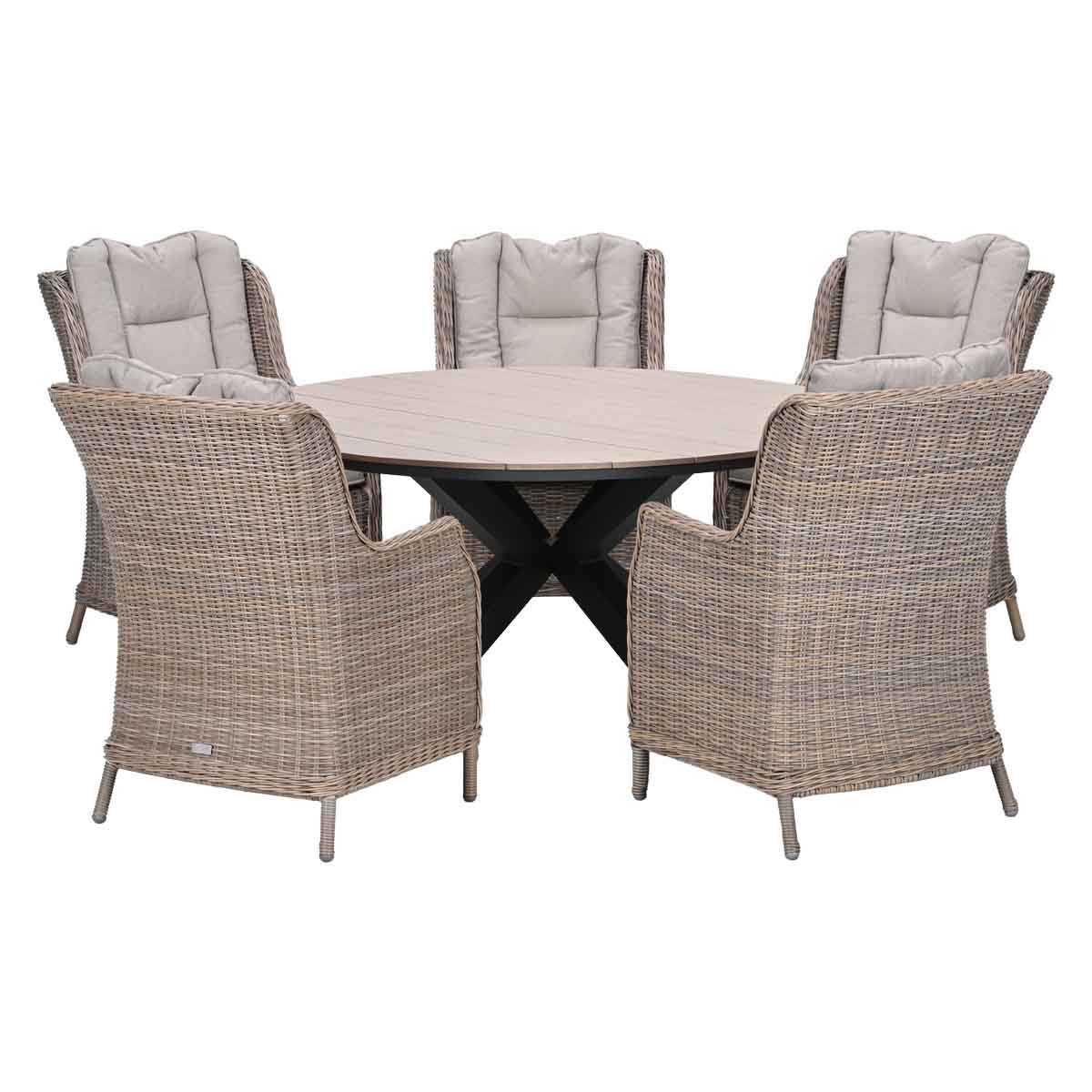 Een ronde rotan tafel met vier gestoffeerde stoelen tegen een witte achtergrond.