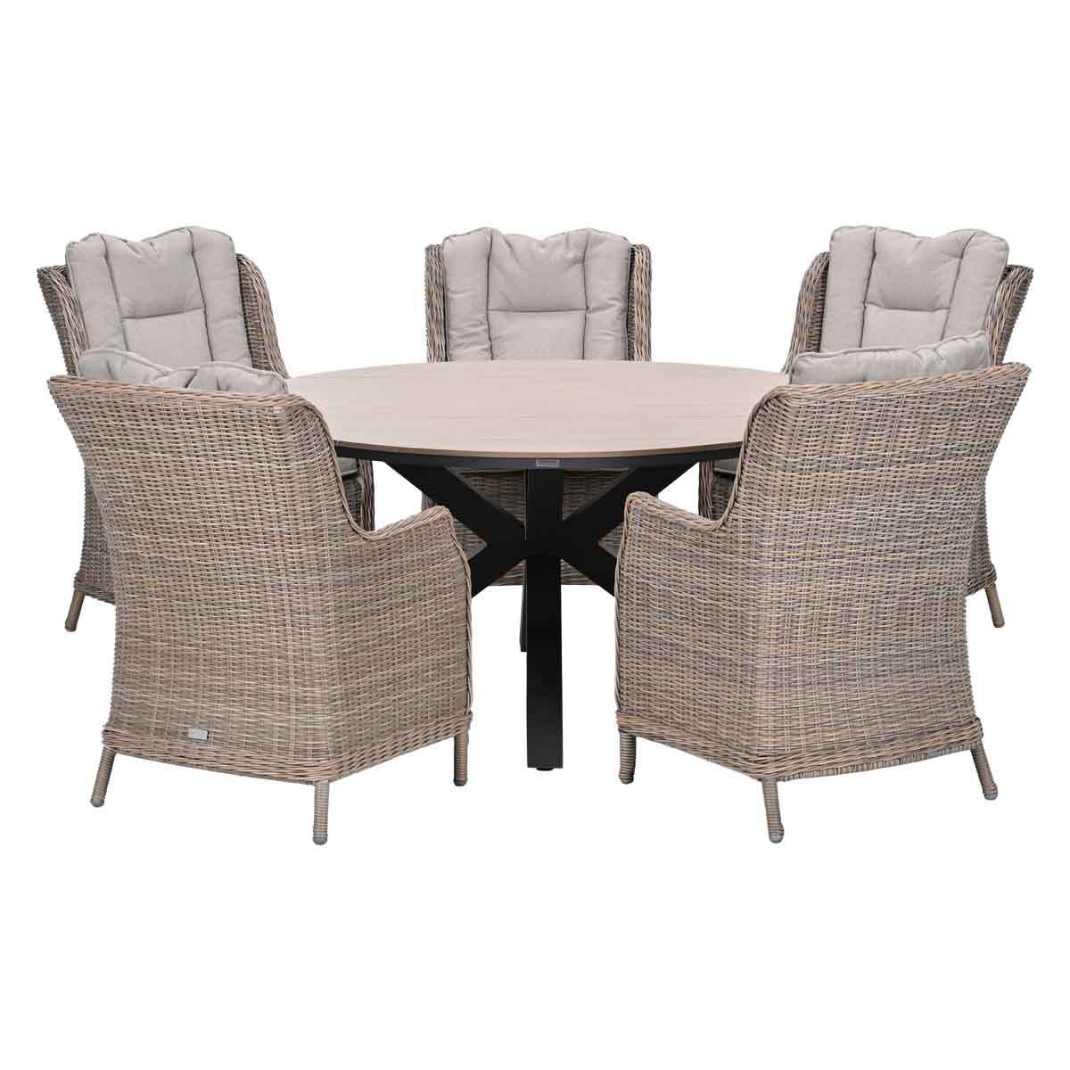 Een ronde tafel met vier rotan stoelen met kussens tegen een witte achtergrond.