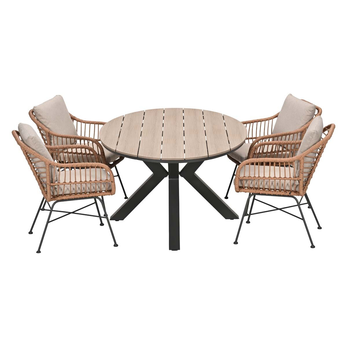 Een ronde houten tafel met vier rotan stoelen met lichtbeige kussens.