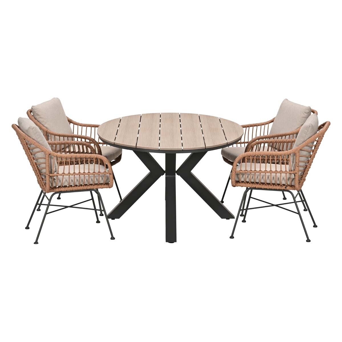 Een ronde houten tafel met zwart metalen onderstel en vier rotan stoelen met kussens.
