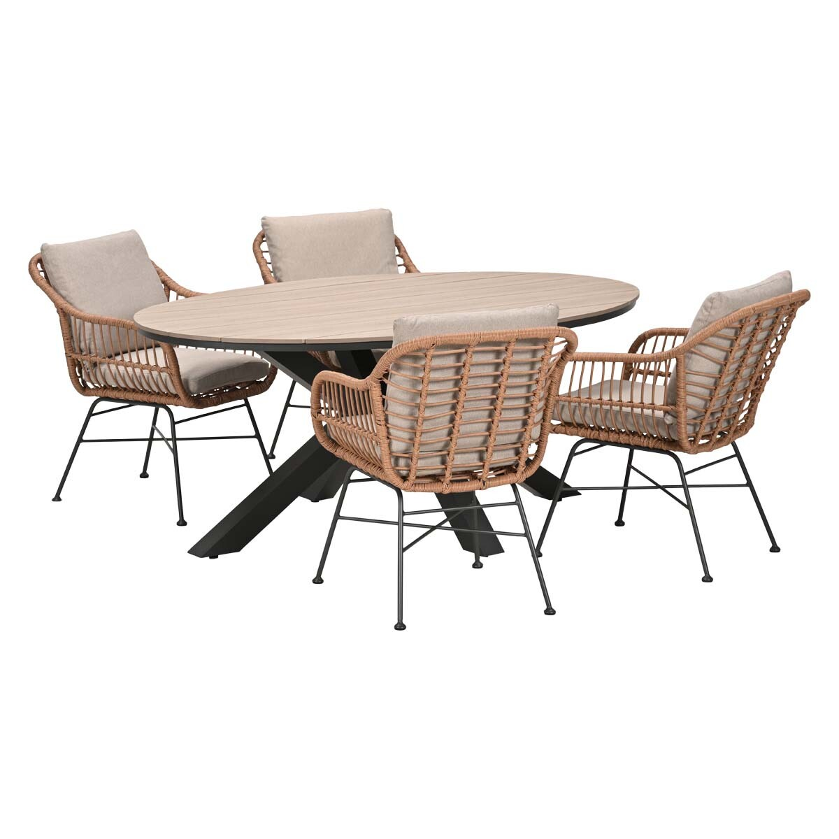 Een ronde tafel met vier rotan stoelen met lichtbeige kussens.
