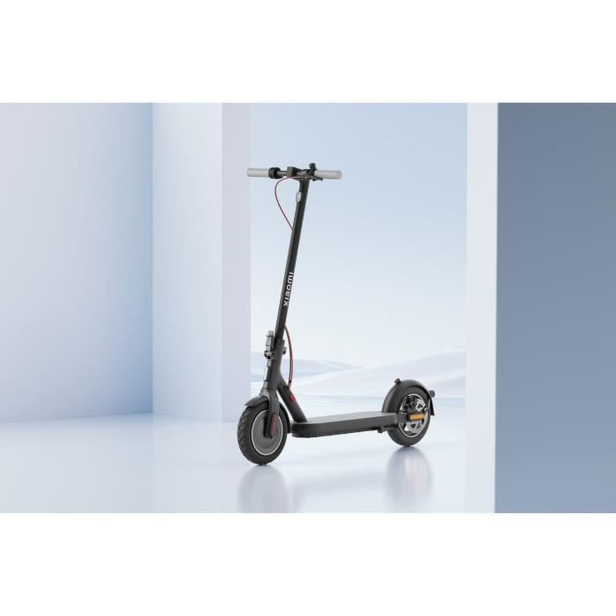 Un scooter électrique Xiaomi noir sur un sol clair avec un fond bleu.