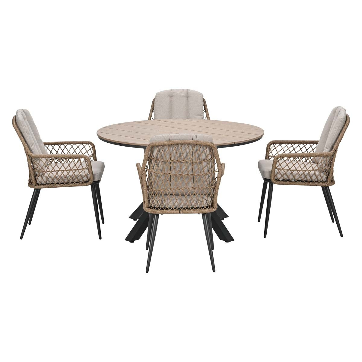 Een ronde houten tafel met vier rieten stoelen met lichtbeige kussens.