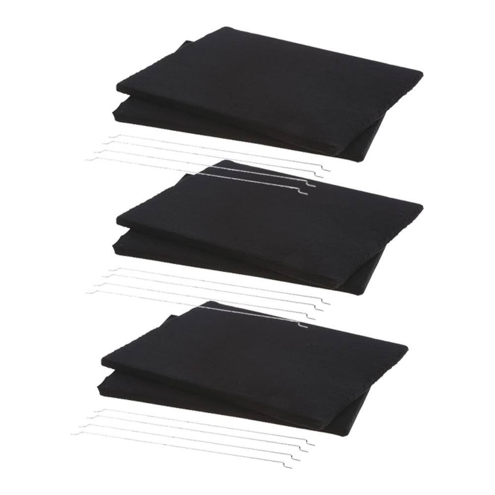Drei schwarze Schieferplatten, gestapelt mit Metallklammern.