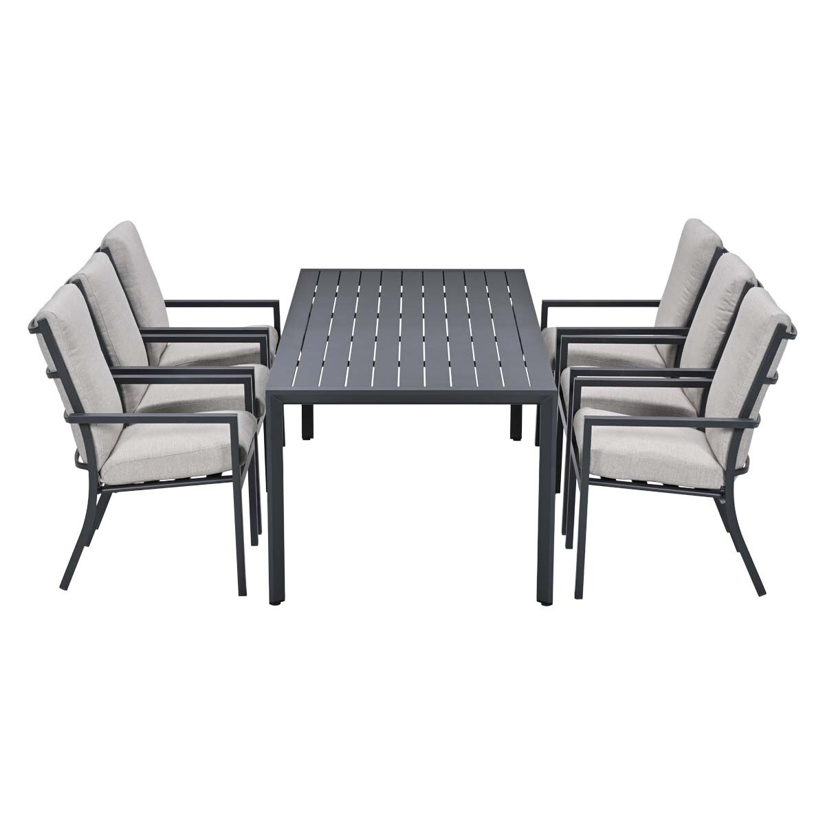 Een rechthoekige donkere metalen tafel met vier stoelen met lichte kussens.
