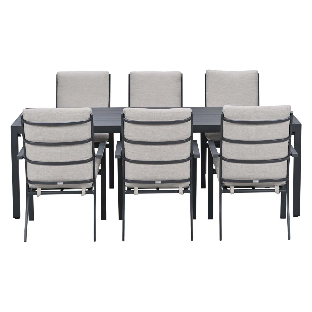 Een donkere eettafel met zes lichtgrijze stoelen met kussens.