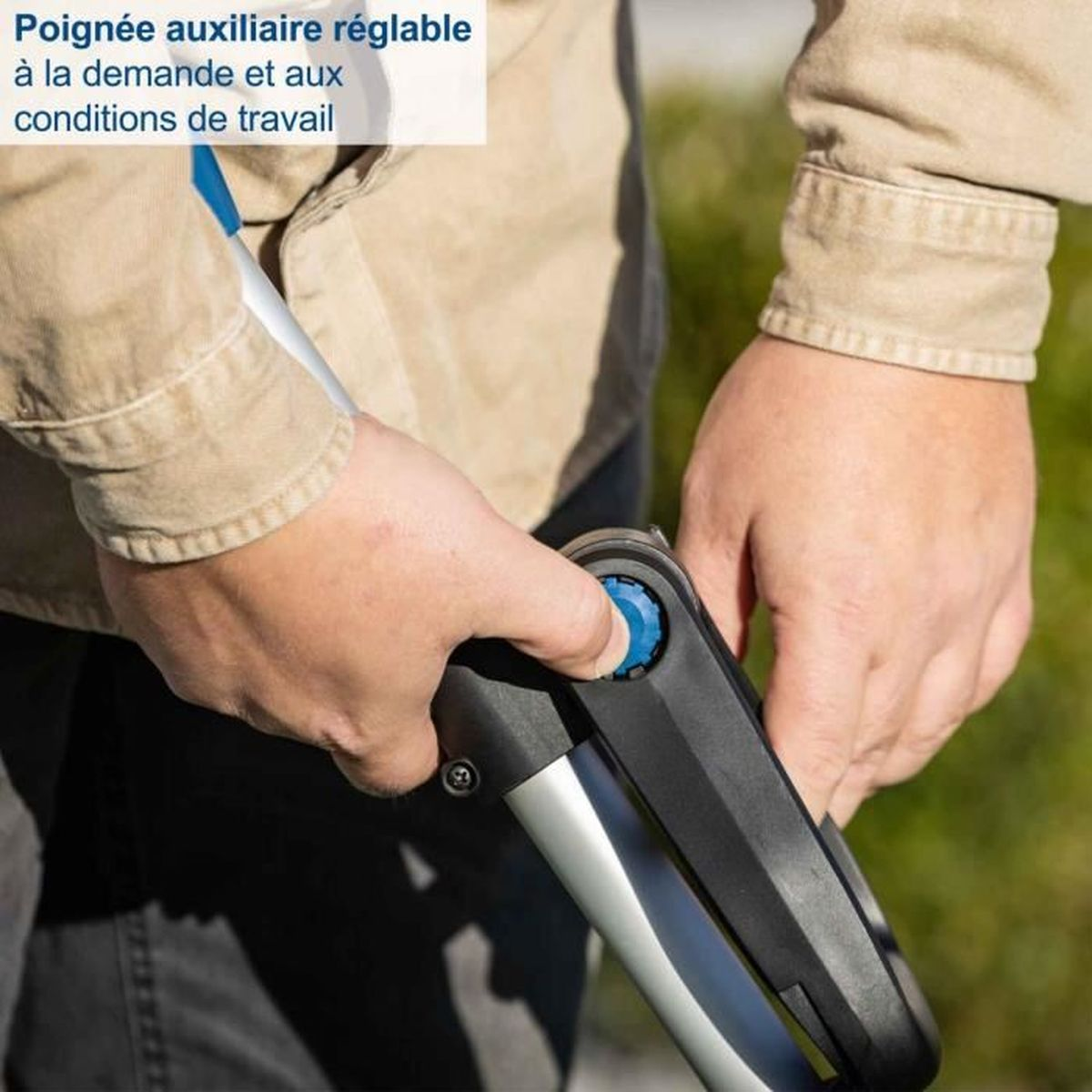 Person stellt einen schwarzen und silbernen Griff mit blauer Taste ein.