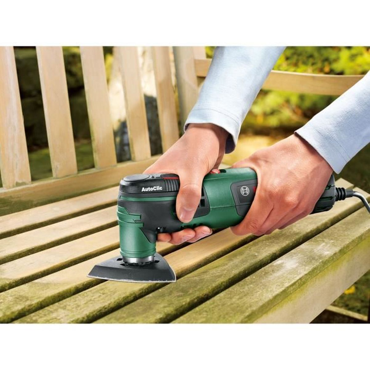Multiuso verde usato per levigare una panchina di legno.