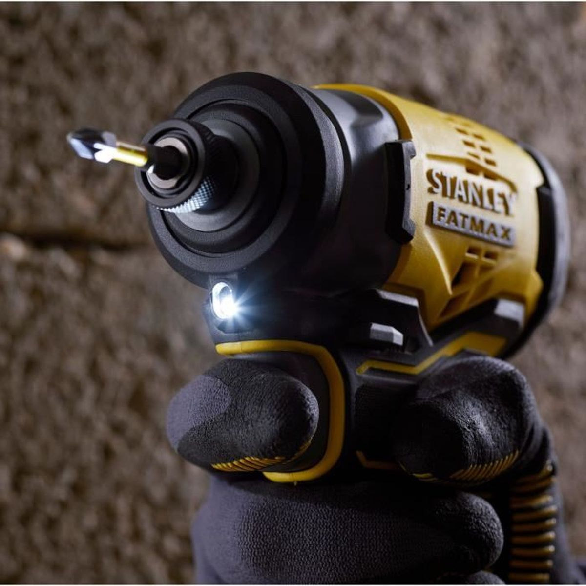 Un taladro de impacto amarillo y negro con broca y luz LED.
