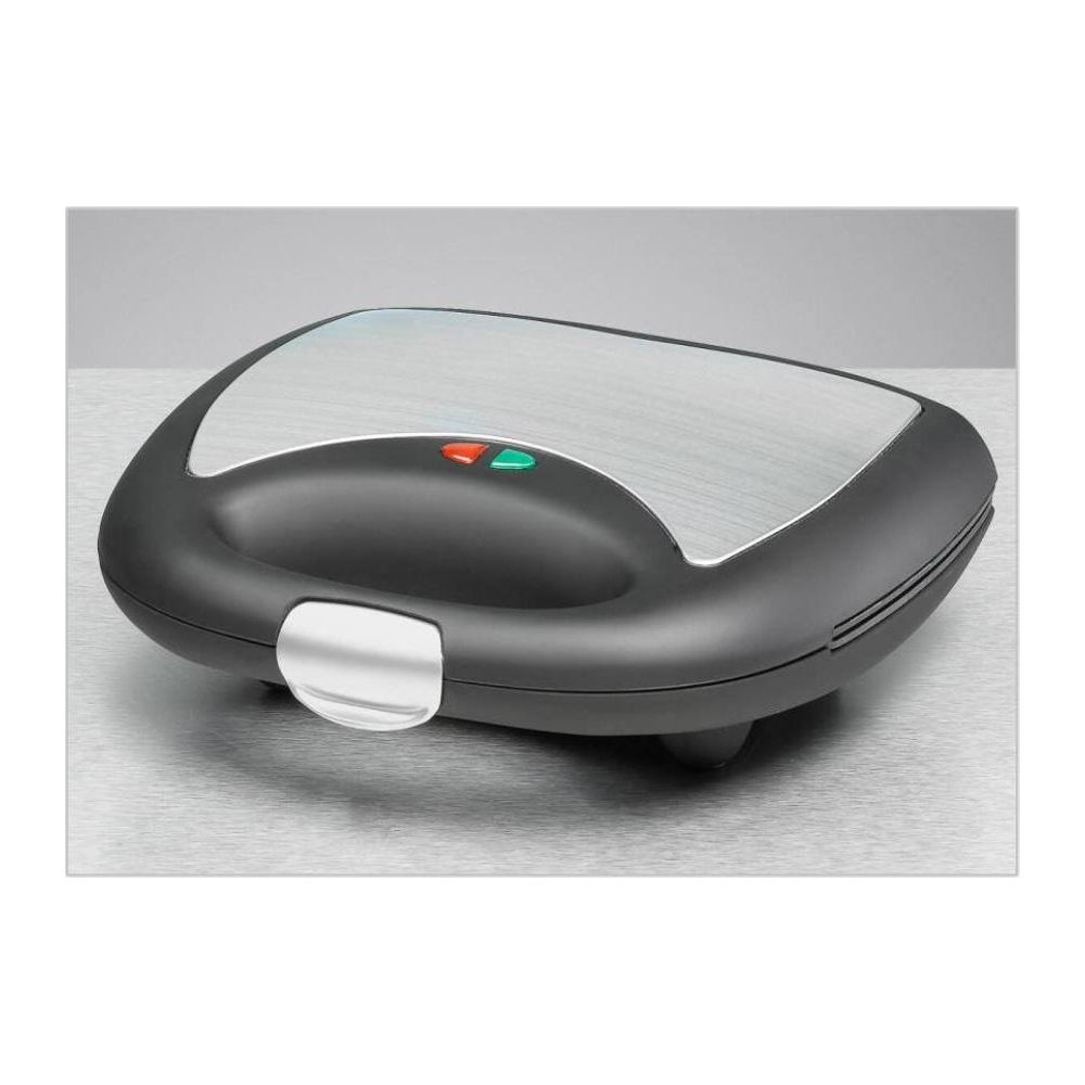 Zamknięty opiekacz do kanapek z srebrnym i czarnym wykończeniem.