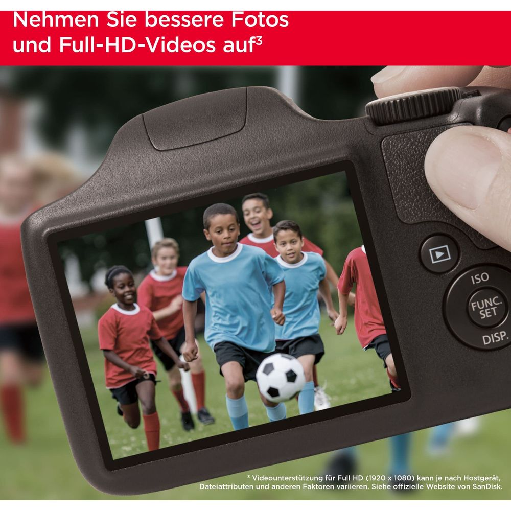 Kinder spielen Fußball auf einem Feld, gefilmt mit einer Kamera.