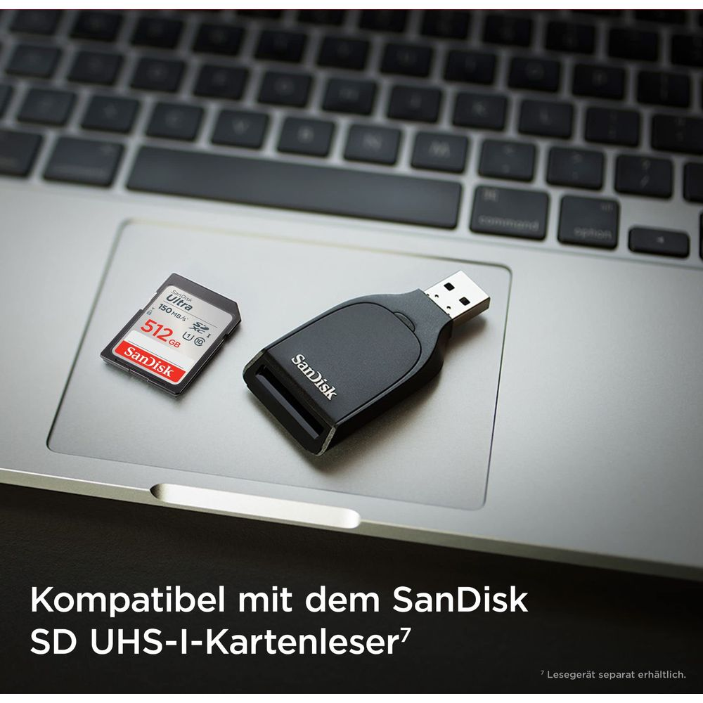 SanDisk SD-Karte und Kartenleser auf einer Tastatur.