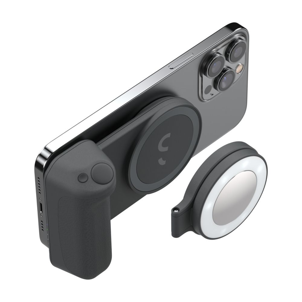 Smartphone gris avec poignée magnétique, anneau lumineux et module caméra sur fond blanc.