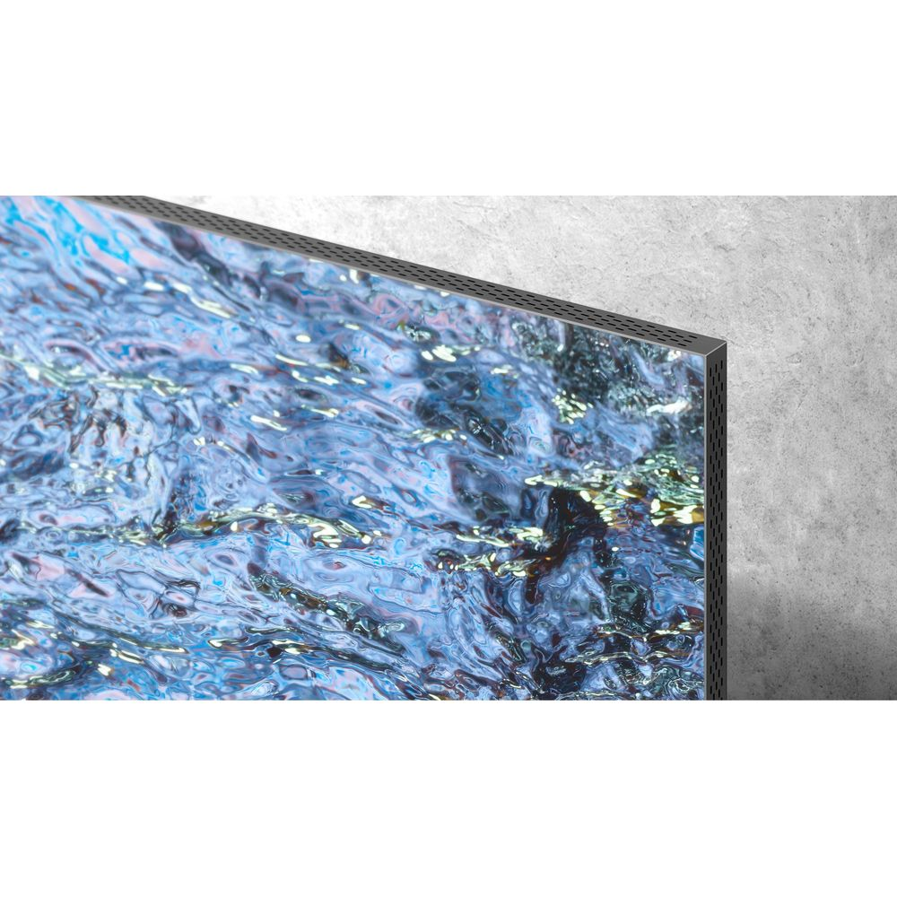 Primo piano di uno schermo TV con un motivo di acqua blu e bianca.