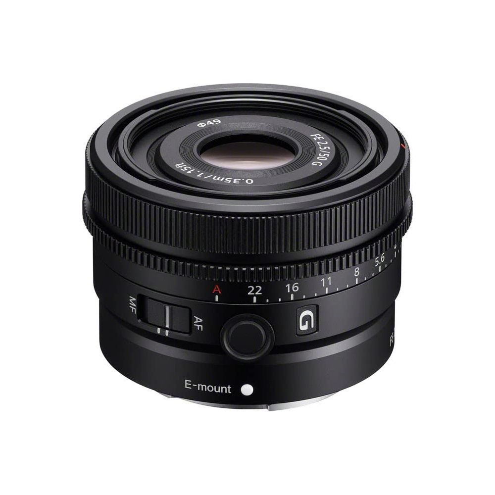 Ein schwarzes Kameraobjektiv mit Fokusring, Blendenring und E-Mount-Kennzeichnung.