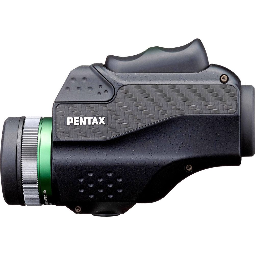 Ein schwarzes Pentax Fernglas mit einem Griff und einem grünen Ring am Objektiv.