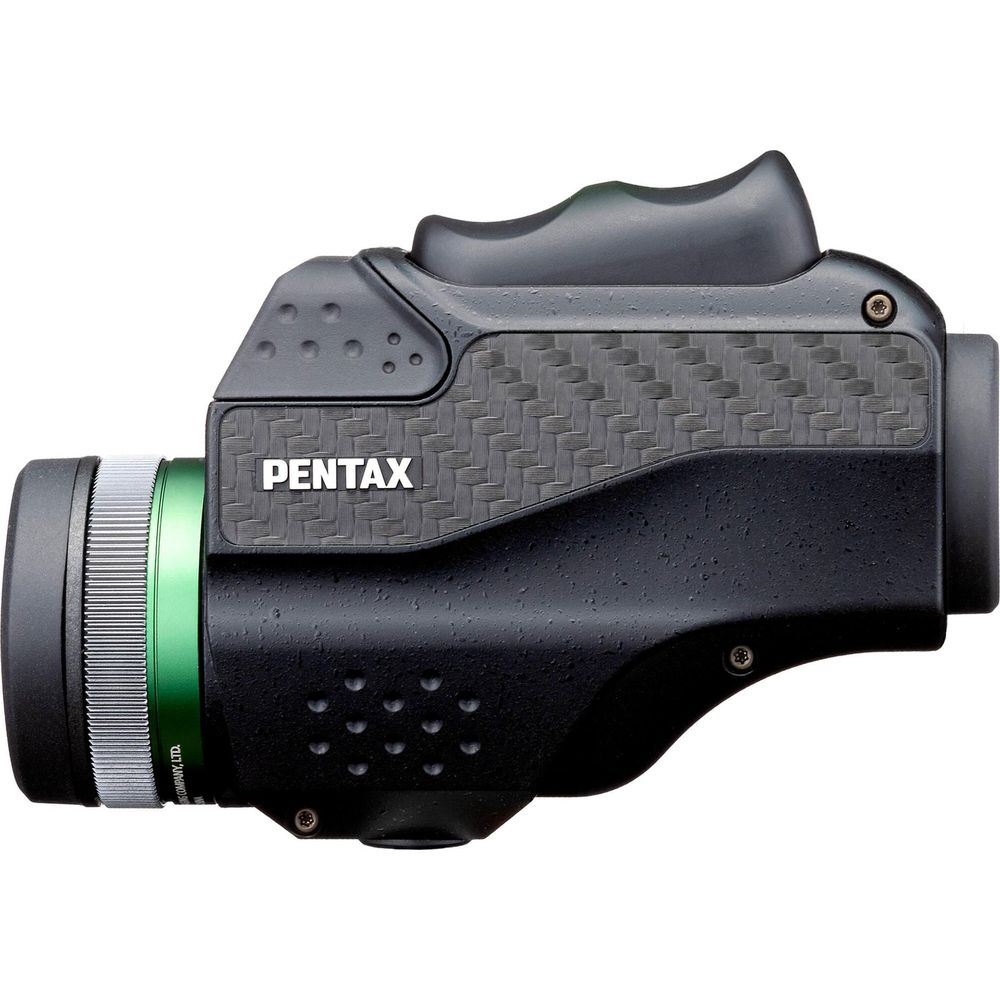 Schwarzes Pentax-Gerät mit grünem Ring und Carbonfaser-Akzenten.