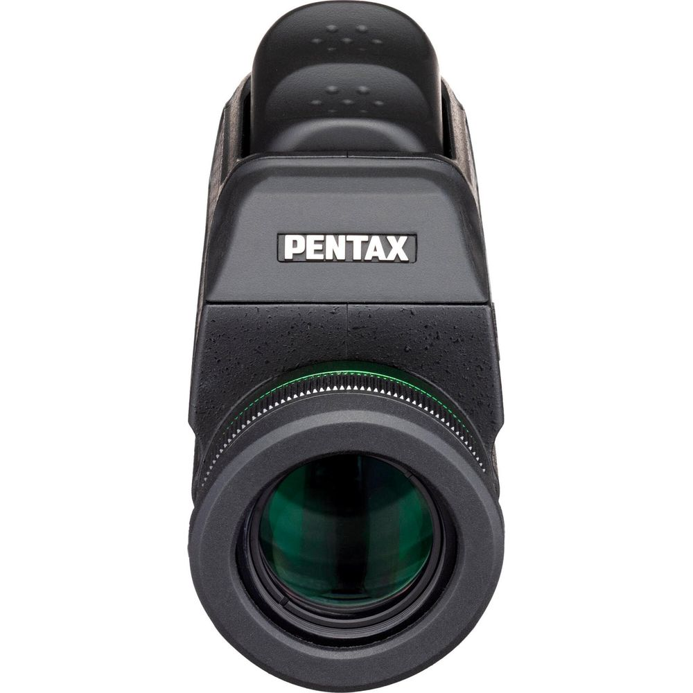 Nahaufnahme eines schwarzen Pentax-Monokulars mit grüner Linsenbeschichtung.
