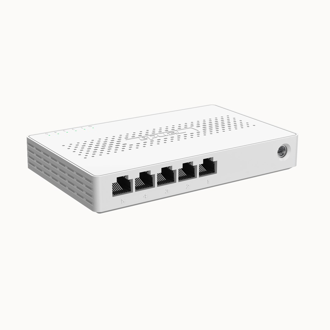 Uno switch di rete bianco a 5 porte con porte Ethernet.