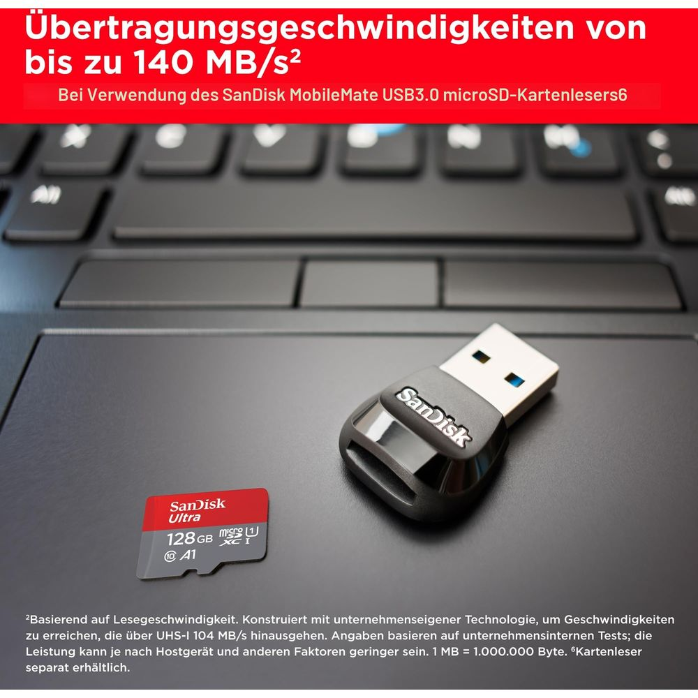 Ein SanDisk USB-Kartenleser und eine 128GB microSD-Karte auf einer Tastatur.