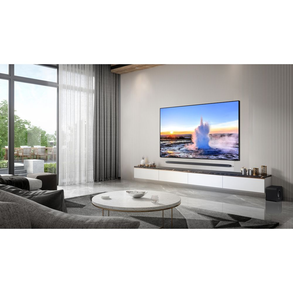 Soggiorno moderno con TV grande che mostra un geyser.