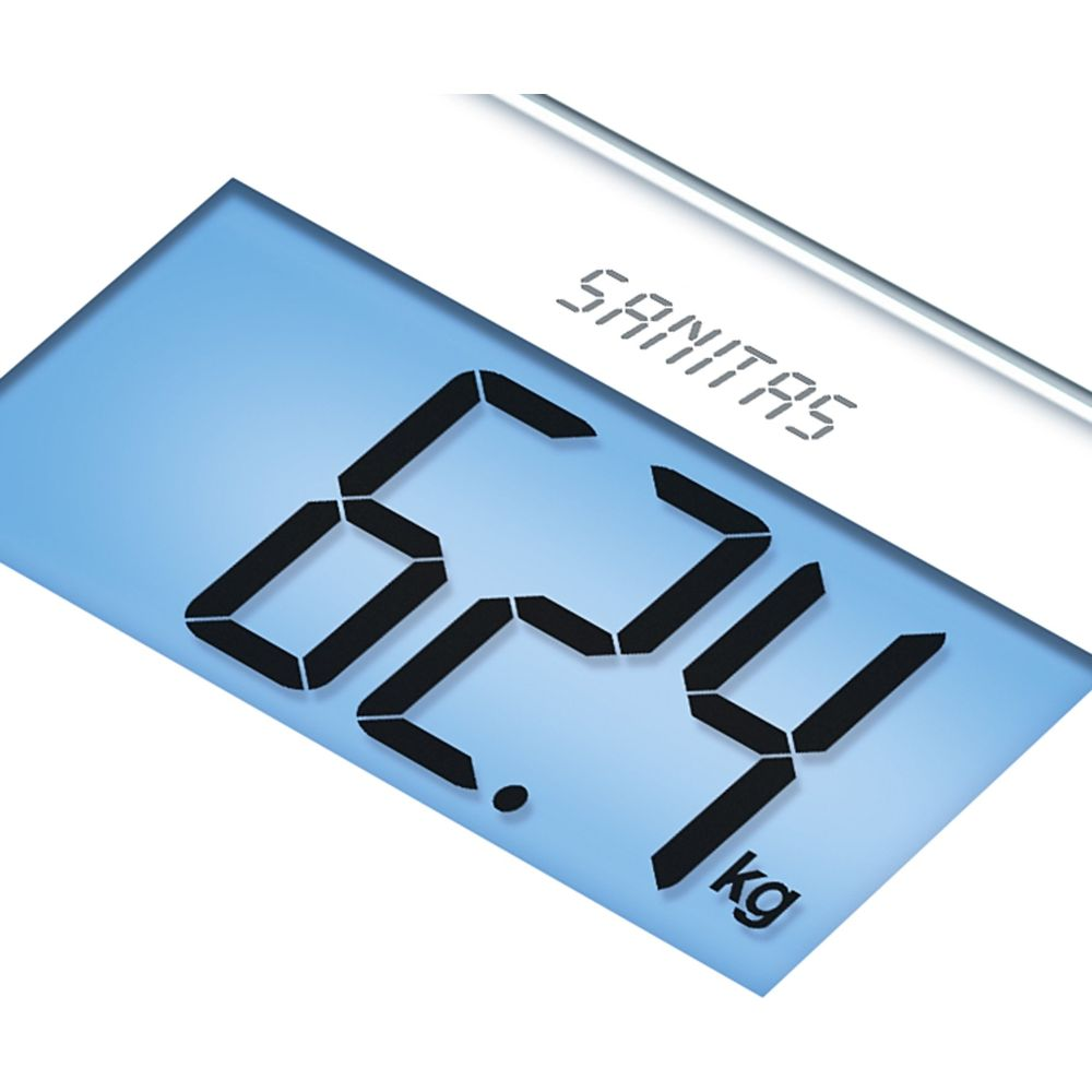 Waga Sanitas pokazuje 62,4 kg na niebieskim wyświetlaczu.
