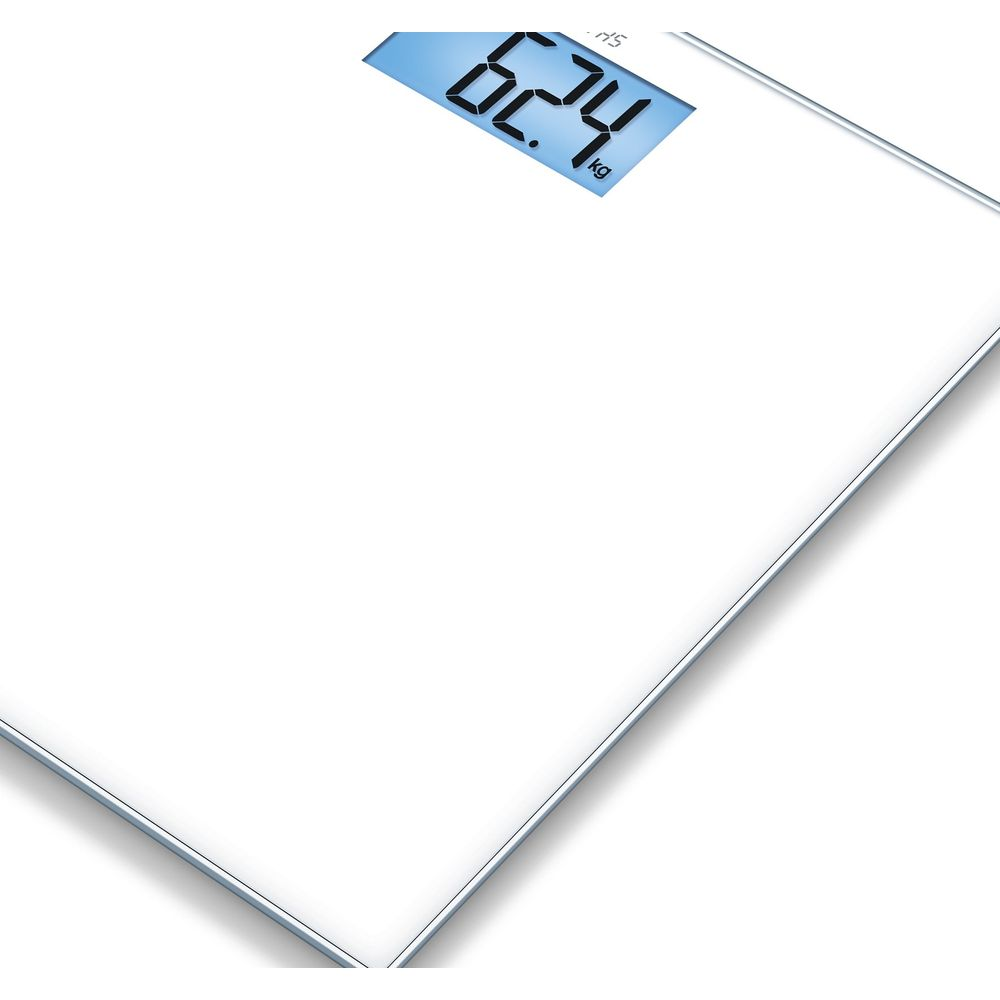 Biała waga cyfrowa pokazuje 62,4 kg na niebieskim wyświetlaczu.