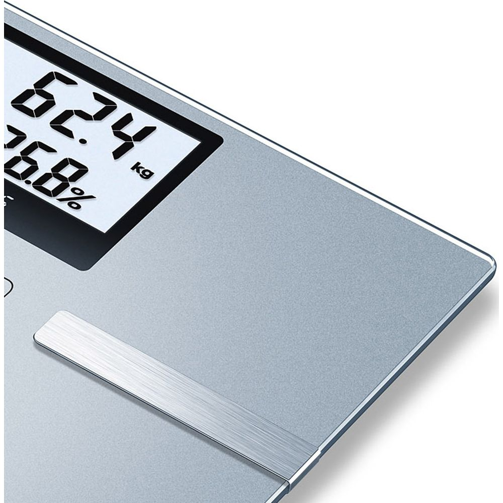 Zbliżenie srebrnej wagi cyfrowej pokazującej 62,4 kg i 6,8%.