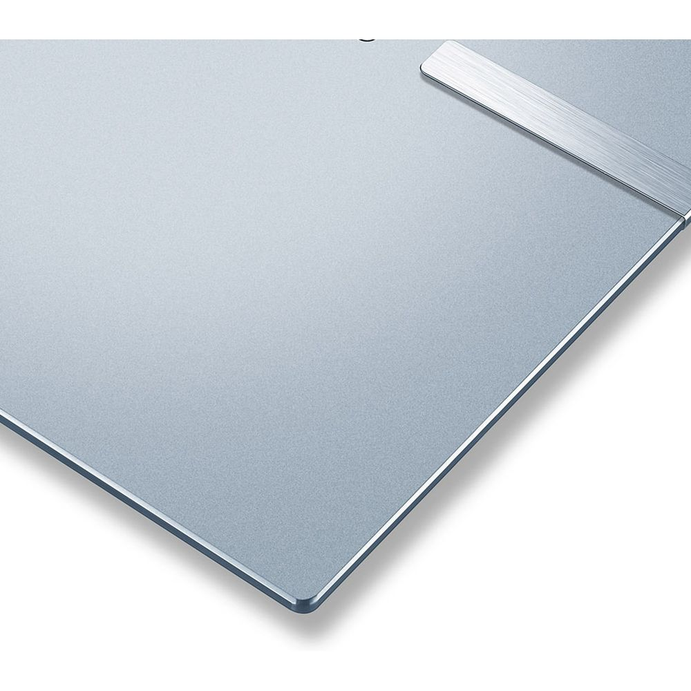 Zbliżenie eleganckiej, srebrnej wagi łazienkowej z metalicznym paskiem.