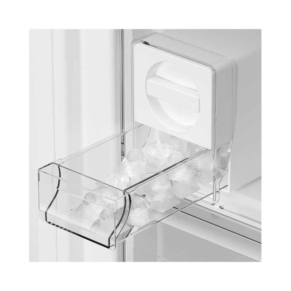 Ein transparenter Eiswürfelbehälter ist mit Eiswürfeln gefüllt und ragt aus einem Kühlschrank.