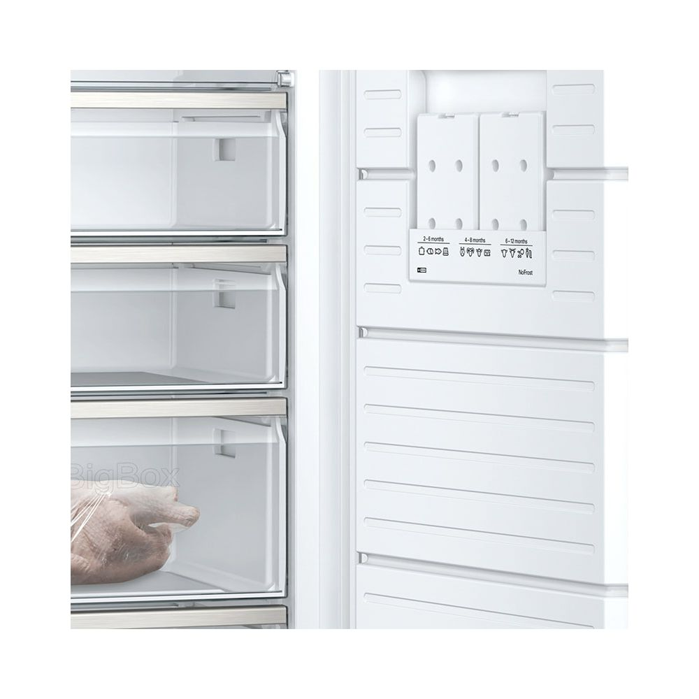 Ein Kühlschrank mit durchsichtigen Schubladen und einem Hähnchen in der unteren Schublade.