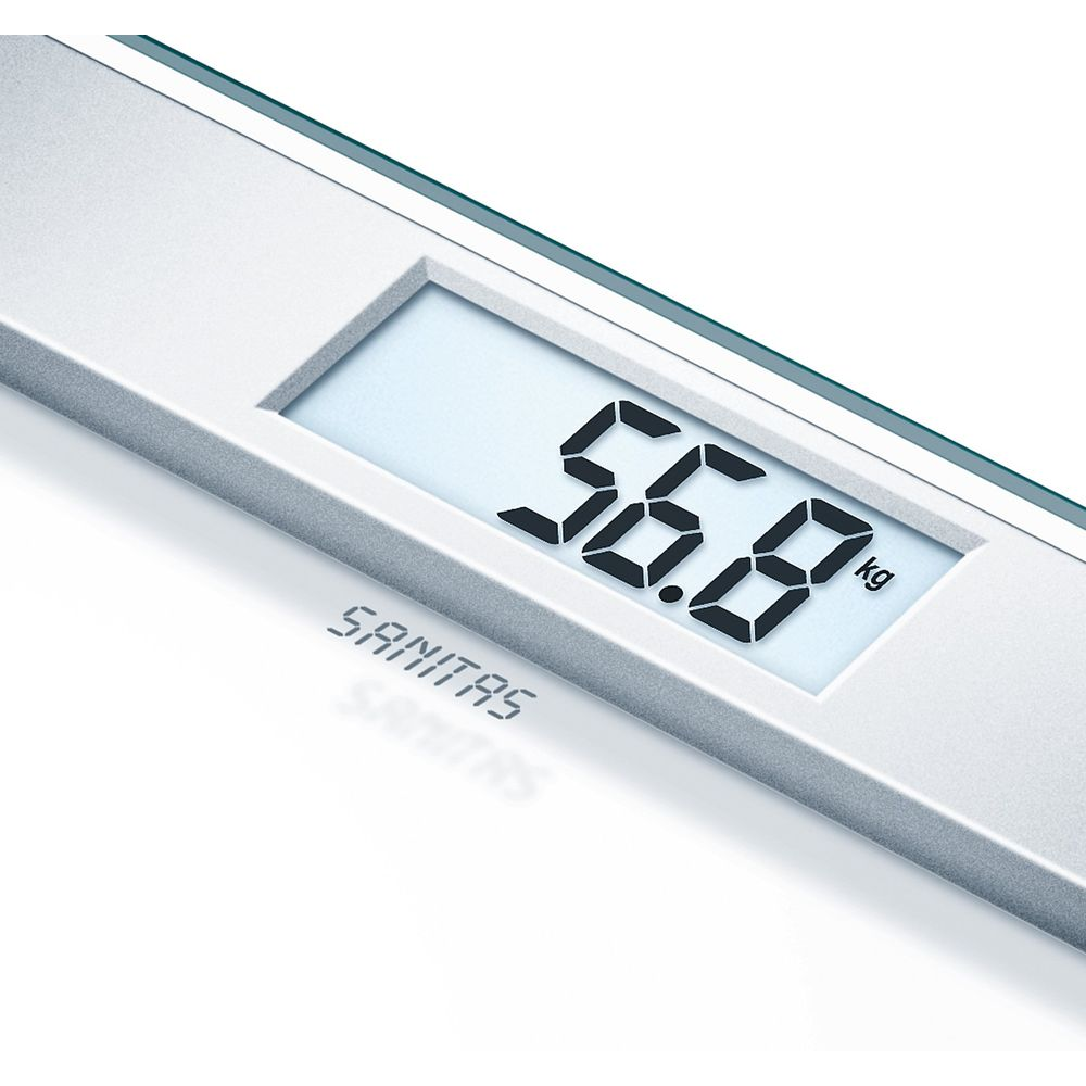 Waga cyfrowa pokazuje 56,8 kg. Widoczna jest nazwa marki SANITAS.