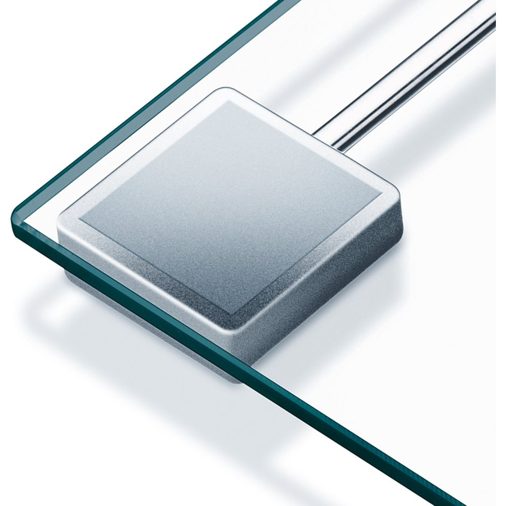 Zbliżenie wagi cyfrowej z szklaną powierzchnią i srebrnym wyświetlaczem.