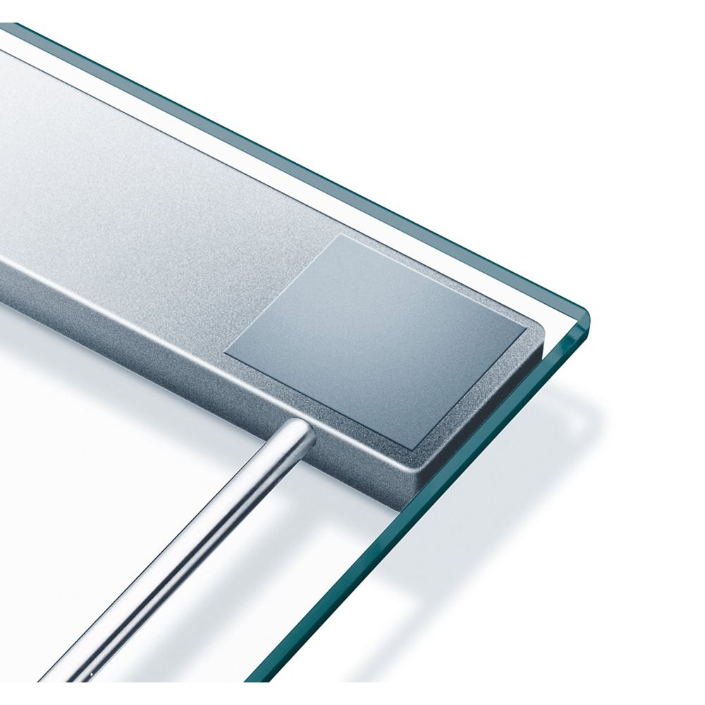 Zbliżenie srebrnej wagi cyfrowej z szklaną powierzchnią i metalowymi detalami.