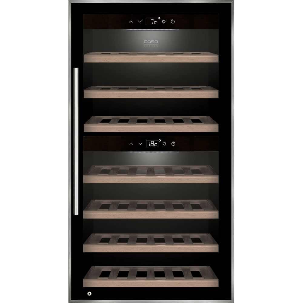 Ein moderner Weinkühlschrank mit Glasfront, dunklem Rahmen und Holzböden.