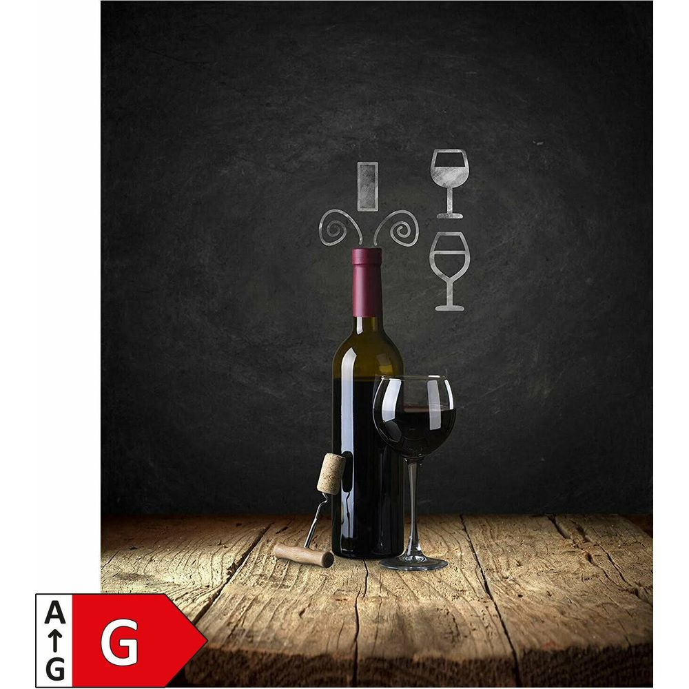 Flasche Rotwein, volles Glas, Korkenzieher auf Holztisch. Kreidezeichnungen von Gläsern.