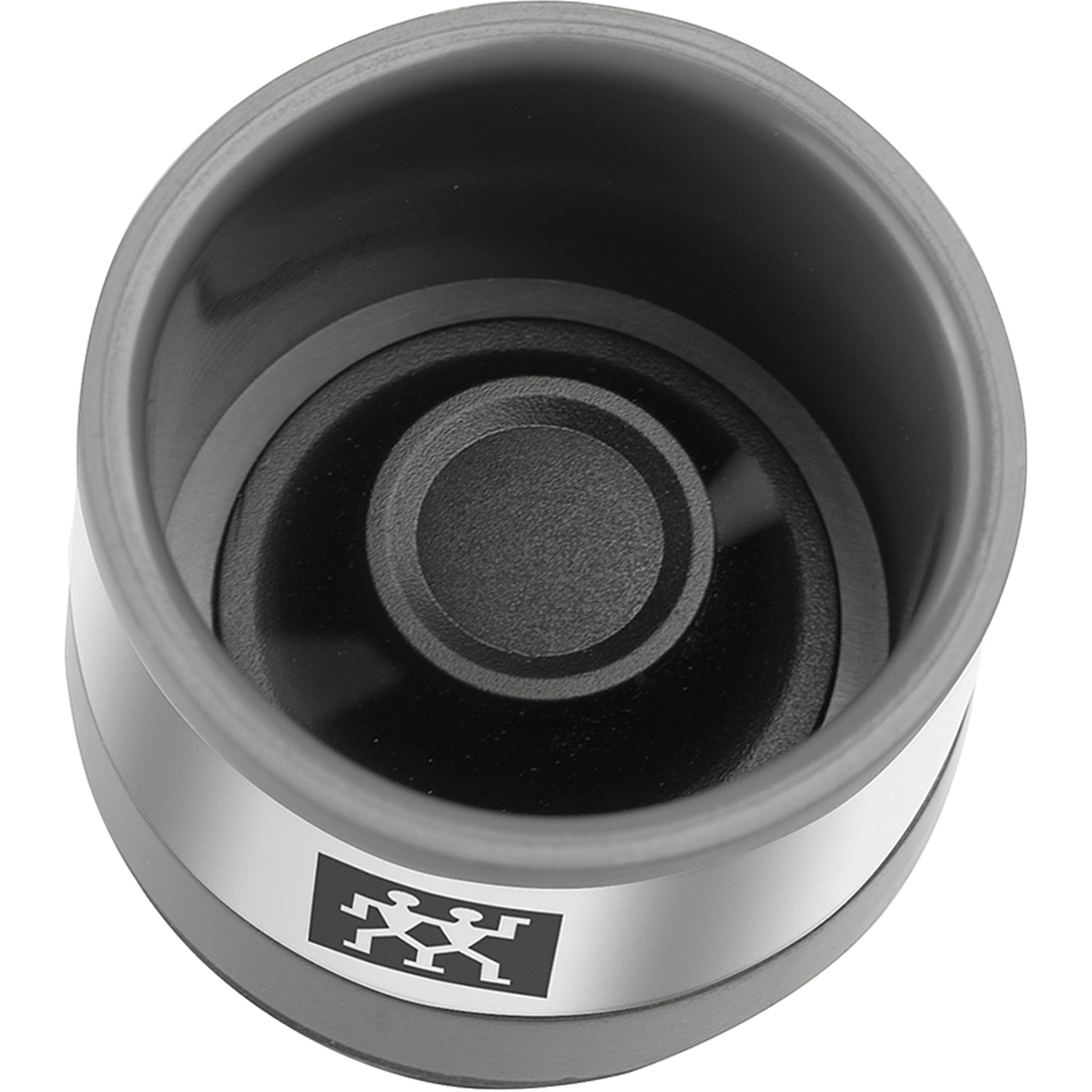 Contenedor gris con inserto negro y banda plateada con logo.