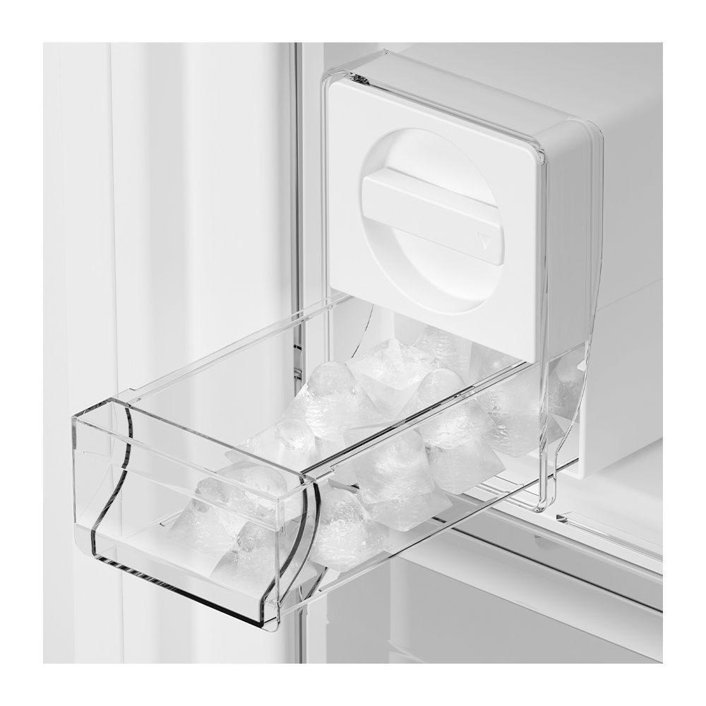Ein transparenter Eisspender mit vielen Eiswürfeln gefüllt.