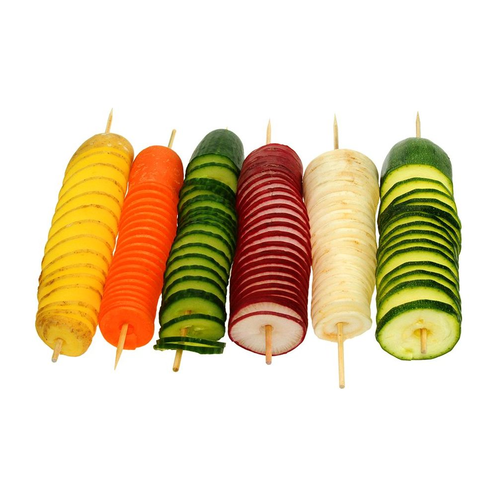 Spiralig geschnittene Gemüse auf Spießen: Kartoffel, Karotte, Gurke, Rettich, Kohlrabi, Zucchini.