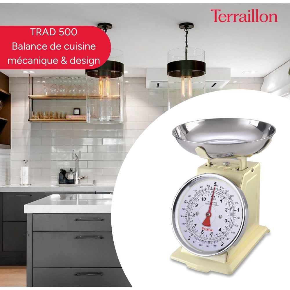 Una bilancia da cucina meccanica color crema con ciotola in acciaio inox è in una cucina moderna.