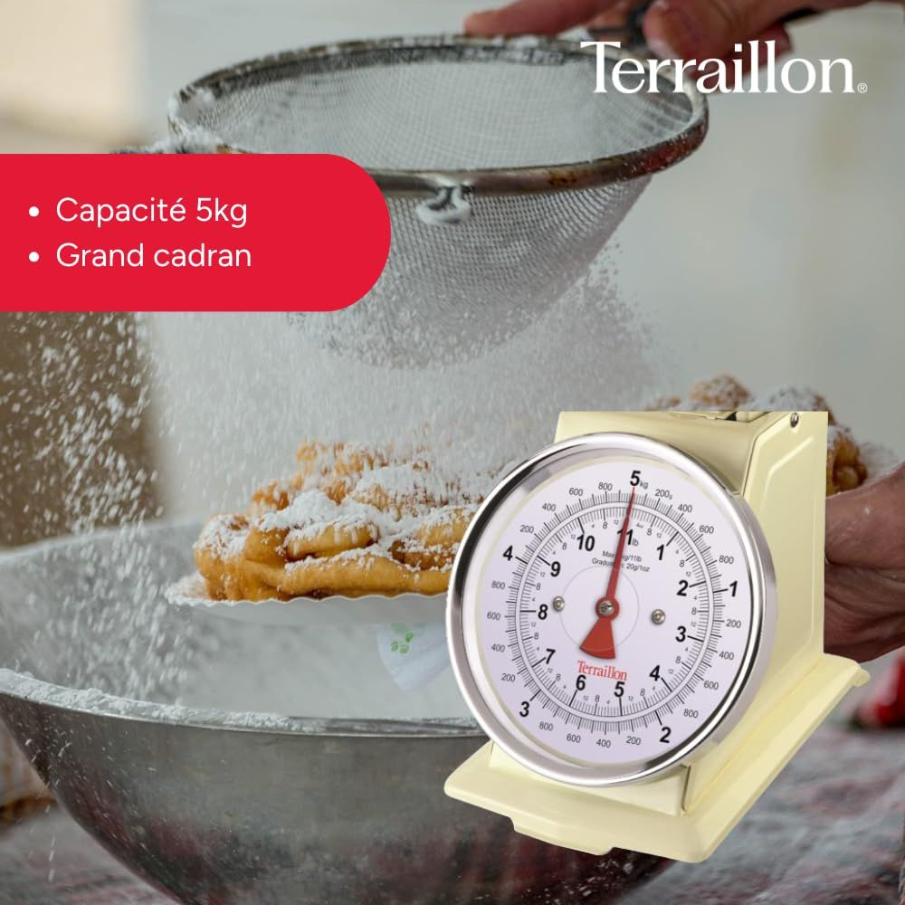Una bilancia da cucina con quadrante analogico viene cosparsa di zucchero a velo.