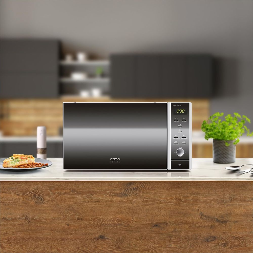 Un four à micro-ondes moderne avec écran tactile est posé sur un plan de travail.