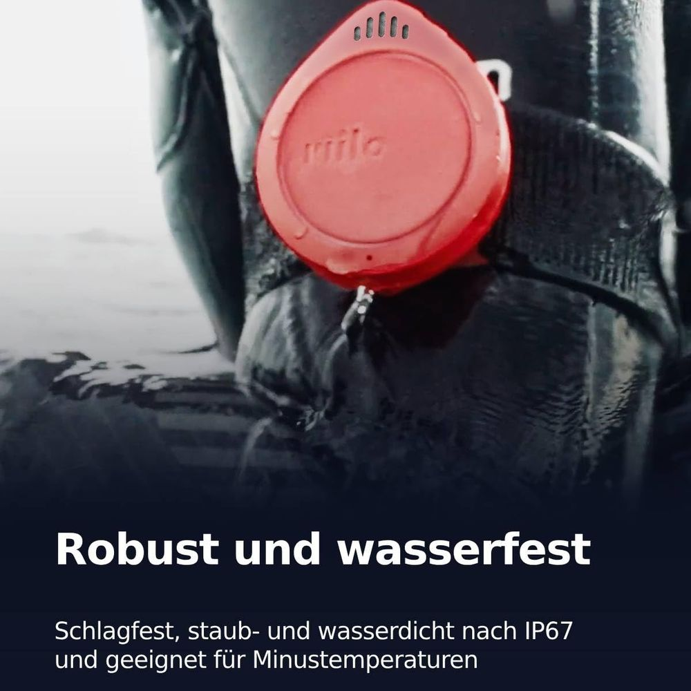 Ein rotes, tropfendes Gerät mit dem Namen 'milo' ist an einem schwarzen Anzug befestigt.