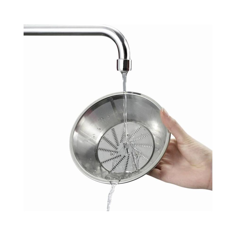 Una mano tiene un cestello filtrante sotto l'acqua corrente da un rubinetto.
